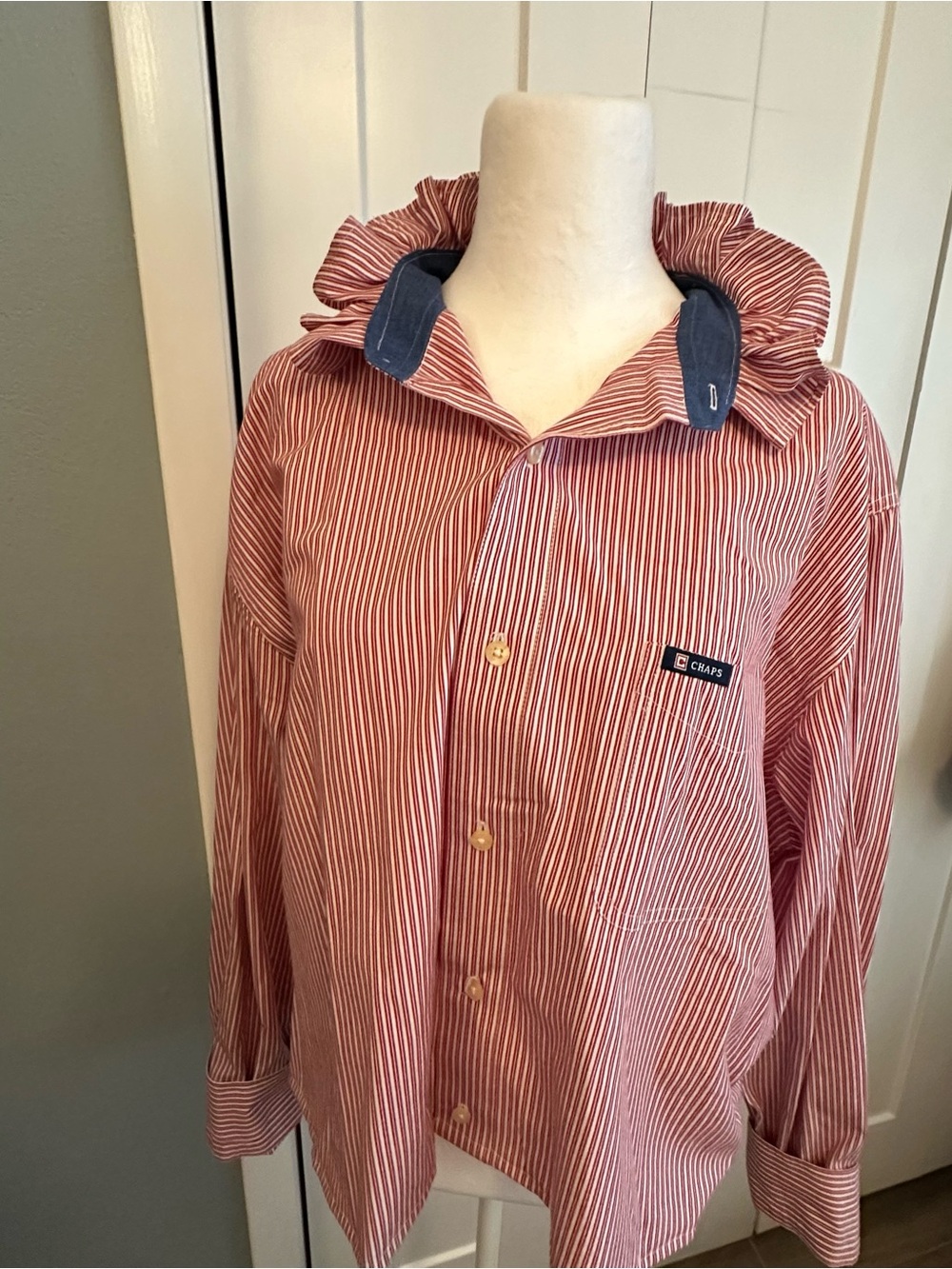 Women - Upcycled (reworked) men’s shirt with ruffled collar - Picture 3 of 7